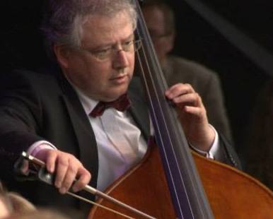 Op contrabas in Filharmonie Noord